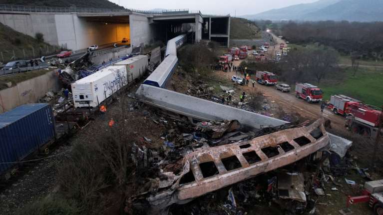 Πώς έγινε η μετωπική σύγκρουση τρένων στα Τέμπη: &quot;Αδιανόητο ότι βρέθηκαν στην ίδια γραμμή&quot;