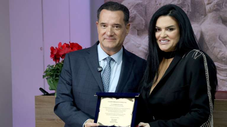 Δήμητρα Κατσαφάδου: Δώρισε στο ΕΣΥ ρομποτικό μηχάνημα για θεραπείες ακτινολογίας σε ογκολογικούς ασθενείς