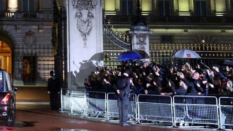 Στο Μπάκιγχαμ η σορός της βασίλισσας Ελισάβετ - Συγκίνηση και χειροκροτήματα από το πλήθος [Εικόνες - Βίντεο]