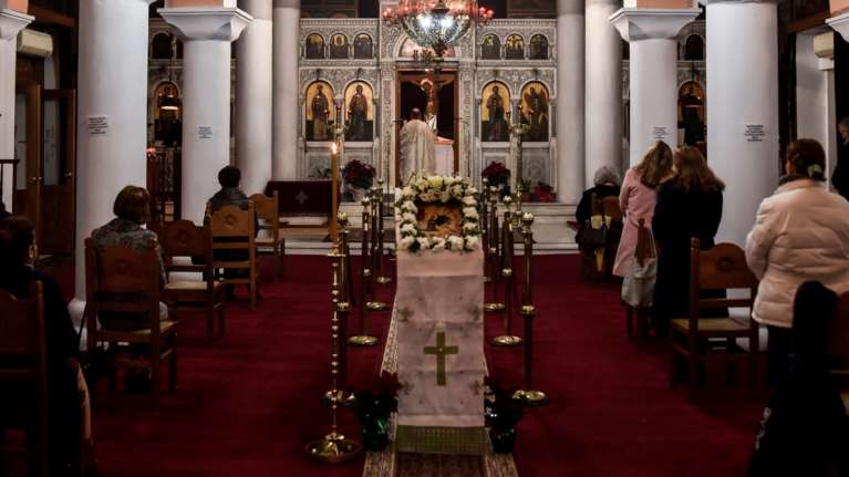 Θεοφάνεια: Με ανοιχτές εκκλησίες παρά την απαγόρευση - Ουρές πιστών υπό το βλέμμα της αστυνομίας [εικόνες - βίντεο]