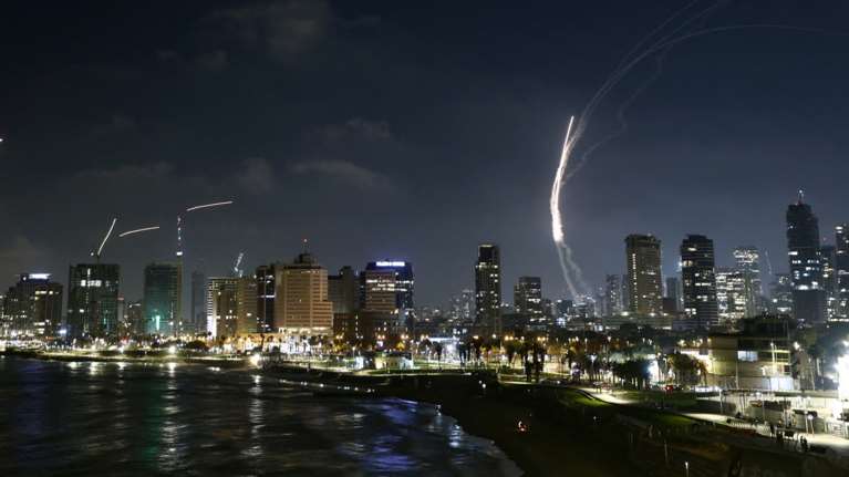 Επιστρέφει εσπευσμένα στις ΗΠΑ ο Τραμπ: &quot;Εκκενώστε άμεσα την Τεχεράνη&quot; - Νέα πυραυλική επίθεση του Ιράν στο Ισραήλ