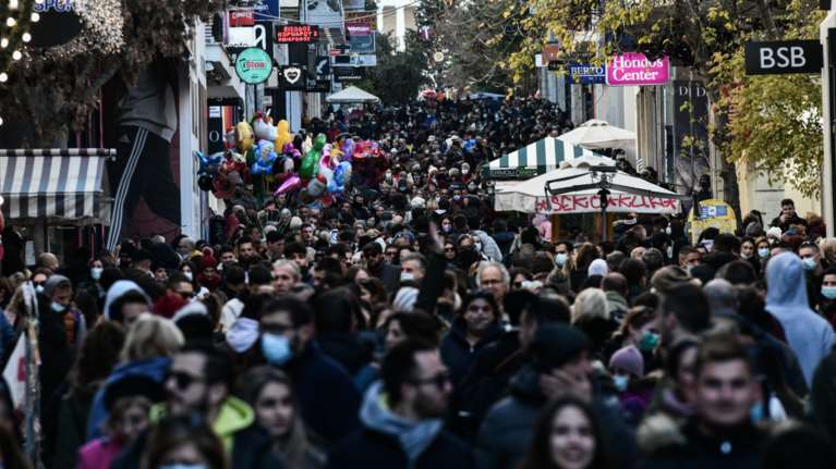 Τα πρώτα κορονο-μέτρα του 2022: Τι αλλάζει σε μάσκες, διασκέδαση, εστίαση, τηλεργασία, αθλητισμό και γηροκομεία