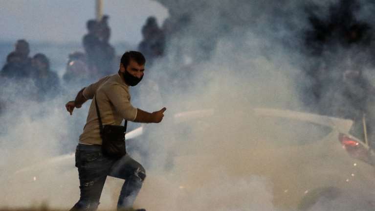 Θεσσαλονίκη: Επεισόδια στην πορεία αντιεμβολιαστών - Φωτιές, χημικά και δακρυγόνα - Μία τραυματίας [εικόνες-βίντεο]