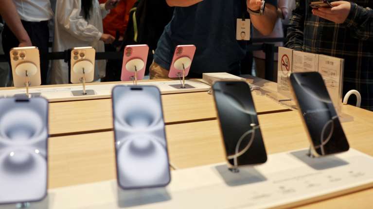 Apple: Μεταφέρει αεροπορικώς 600 τόνους iPhone από την Ινδία στις ΗΠΑ για να αποφύγει τους δασμούς Τραμπ