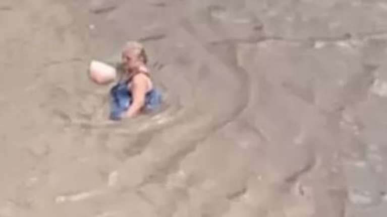 Αλιμος: Ηλικιωμένη βρέθηκε ξαφνικά να κολυμπάει σε... λίμνη από βοθρολύματα στην παραλιακή - Βίντεο