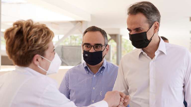 Μητσοτάκης: Η νεολαία δείχνει τον δρόμο για τους εμβολιασμούς - Αρνί την Κυριακή με λίγους και καλούς