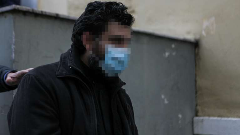 Νέο σοκ με τον σάτυρο ιερέα: Η μπέιμπι σίτερ του παιδιού του καταγγέλλει ότι είχε σχέση μαζί του από τα 15 της