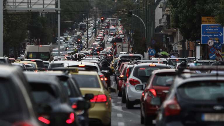 Στο &quot;κόκκινο&quot; οι δρόμοι εξαιτίας της απεργίας: Μεγάλες καθυστερήσεις και ουρές χιλιομέτρων - Live η κίνηση