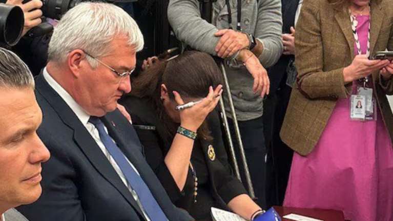 Άναυδη η Ουκρανή πρέσβης στον Λευκό Οίκο μετά τον καυγά Τραμπ και Ζελένσκι: Έπιανε το κεφάλι της από απελπισία [βίντεο]