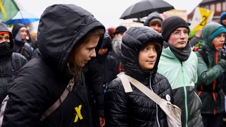 Γερμανία: Τεράστια επιχείρηση εκκένωσης χωριού από ακτιβιστές - Μετέφεραν σηκωτή την Γκρέτα Τούνμπεργκ [βίντεο]