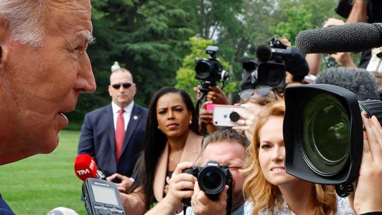 Ο χρόνος μετράει αντίστροφα  για τον Μπάιντεν; 31 βουλευτές και 4 γερουσιαστές των Δημοκρατικών ζητούν να αποσυρθεί