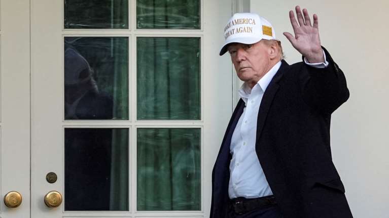 Ο Τραμπ &quot;περνάει υπέροχα&quot;, αλλά οι Αμερικανοί είναι απογοητευμένοι - 100 ημέρες μετά την επιστροφή του στον Λευκό Οίκο