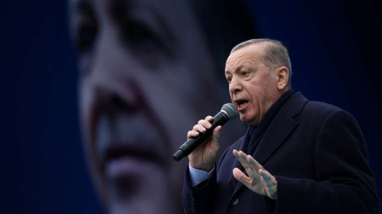 Ο Ερντογάν εκλιπαρεί να τον ψηφίσουν : &quot;Ο λαός μου δεν θα θυσιάσει τον ηγέτη του για λίγες πατάτες και κρεμμύδια&quot;