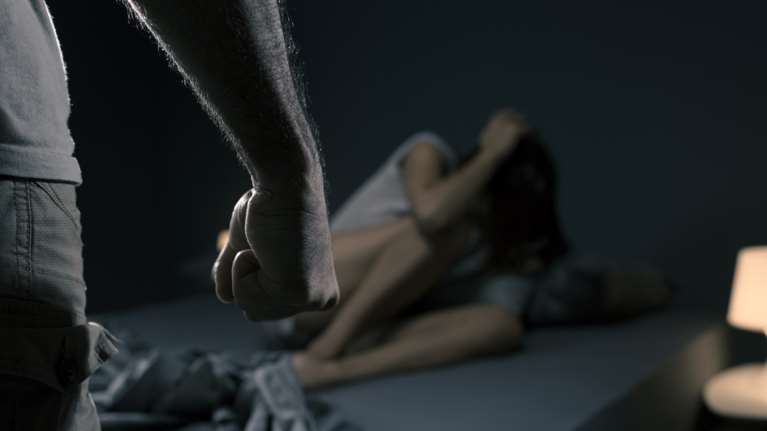 Ξυλοκοπούσε τη σύζυγό του ακόμα και όταν ήταν έγκυος στο παιδί τους