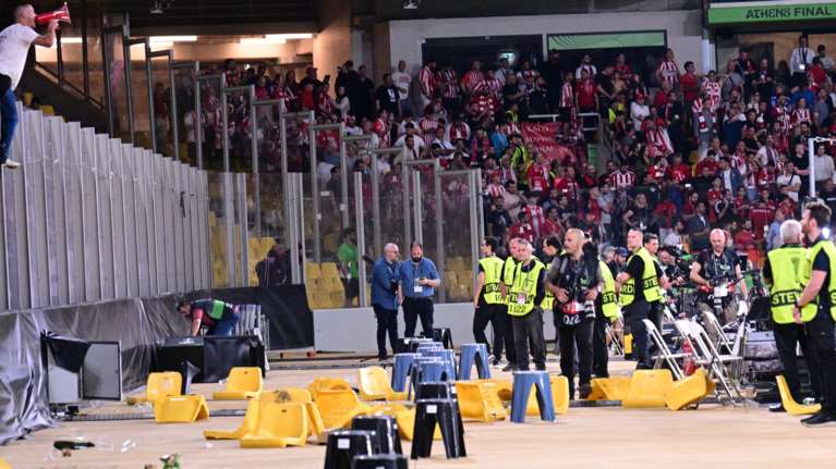 Conference League: Οπαδοί της Φιορεντίνα έσπασαν καθίσματα μετά την ήττα από τον Ολυμπιακό
