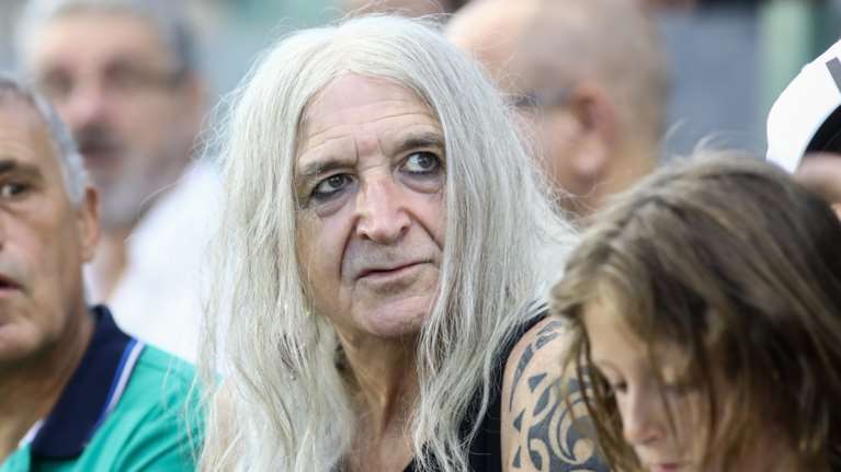 Νίκος Καρβέλας: H νέα εκκεντρική εμφάνιση στο γήπεδο - Με σαλβάρι, σανδάλια και μαύρο μπλέιζερ