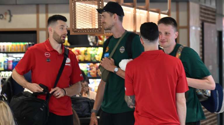 Πέταξαν για Άμπου Ντάμπι Ολυμπιακός και Παναθηναϊκός- Συνάντηση στο &quot;Ελ. Βενιζέλος&quot; και πολλά &quot;πηγαδάκια&quot; [εικόνες]