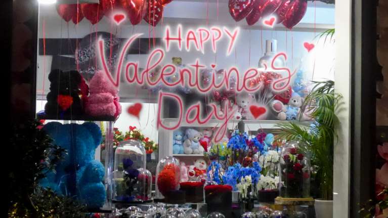 Ανοιχτά τα ανθοπωλεία για τη γιορτή του Αγίου Βαλεντίνου: Τα ωράρια και οι κανόνες λειτουργίας