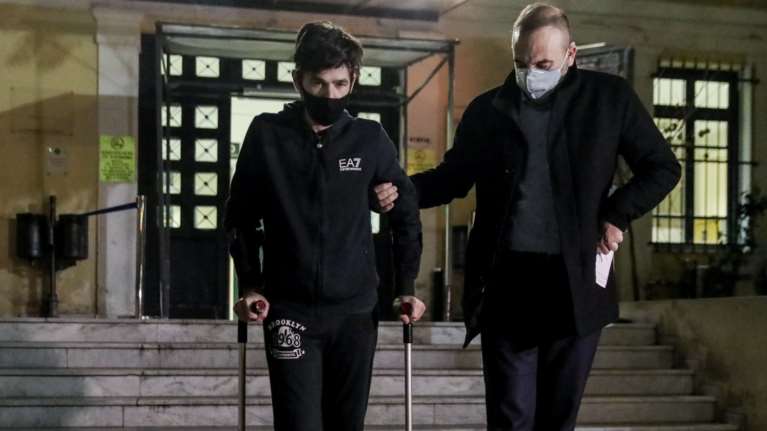 Στις φυλακές Ναυπλίου θα μεταφερθεί ο Μένιος Φουρθιώτης - Υποστηρίζει ότι τον χτύπησαν και νοσηλεύεται στο ΚΑΤ [Βίντεο]