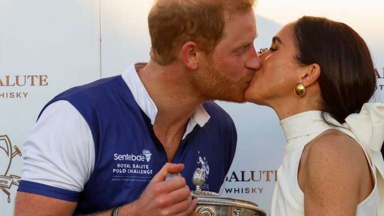 Το τρυφερό φιλί του Χάρι και της Μέγκαν σε αγώνα πόλο - Η δούκισσα του Σάσσεξ σε μία από τις πιο σικ στιγμές της [εικόνες]