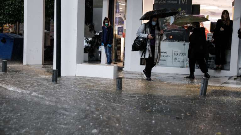 Κακοκαιρία με βροχές, καταιγίδες και θυελλώδεις νοτιάδες - Πόσο θα διαρκέσουν τα έντονα φαινόμενα στην Αττική
