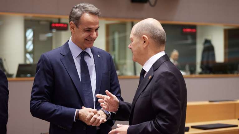 ΝΔ: Συγχαρητήρια Σολτς σε Μητσοτάκη- Τι συζήτησαν τηλεφωνικά οι δύο άντρες