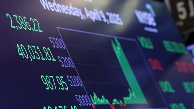 Χαμόγελα στις παγκόσμιες αγορές μετά το πάγωμα των δασμών από τον Τραμπ - Εκτινάχθηκαν τα χρηματιστήρια