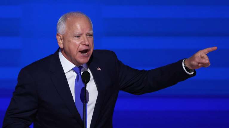 Αποθέωση για τον Τιμ Γουόλς στο Συνέδριο των Δημοκρατικών: Στο πλευρό του Όπρα Γουίνφρι και Μπιλ Κλίντον [εικόνες]