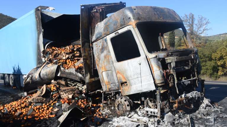 Κάηκε νταλίκα στην Eθνική οδό Κορίνθου-Άργους: Έγιναν στάχτη χιλιάδες πορτοκάλια [video-φώτο]