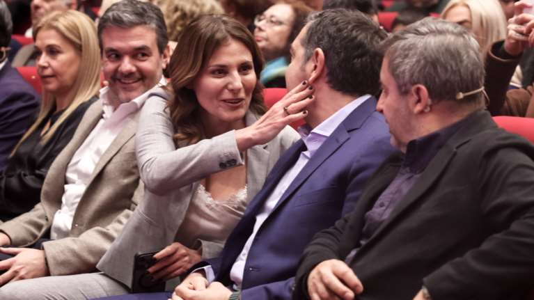 "Αλέξη, ρίχ' το": Τα ευτράπελα στην παρουσίαση της "Ιθάκης" και το τρυφερό χάδι της Μπαζιάνα στον Τσίπρα [εικόνες - βίντεο]