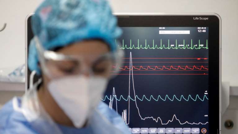 Πάτρα: Μάχη για τη ζωή της δίνει η 27χρονη - Είχε εμβολιαστεί με Johnson &amp; Johnson