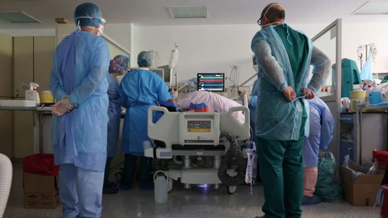 Καταγγελία σοκ στον Βόλο: Αρνητές μπούκαραν στο νοσοκομείο και τραμπούκισαν γιατρό που έσωσε τη μητέρα τους