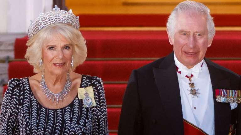 Το στέμμα: Ο Κάρολος ετοιμάζεται για την ενθρόνιση - Η διαφορετική τελετή, η ελληνορθόδοξη μουσική και οι δύο άμαξες