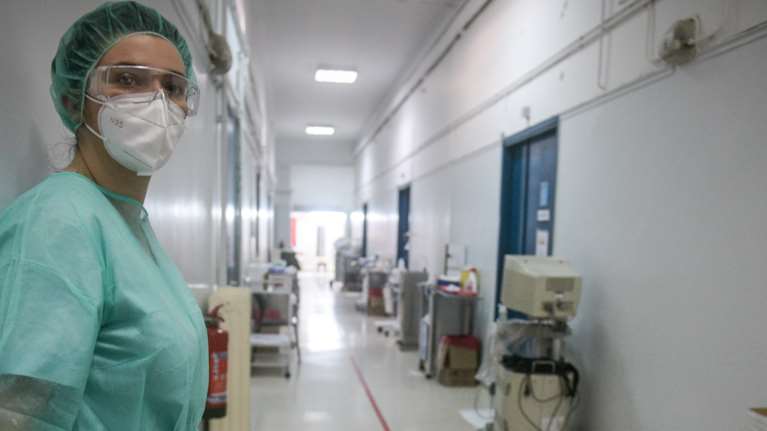 Γεμάτες οι επτά στις δέκα ΜΕΘ-covid σε όλη τη χώρα - Αυξάνονται οι διασωληνωμένοι αλλά με χαμηλότερο ρυθμό