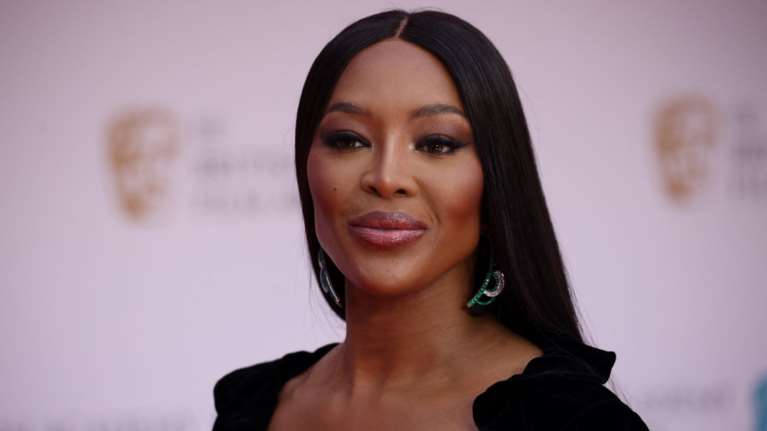 Ναόμι Κάμπελ: Οι εξωτικές διακοπές στις Μαλδίβες και οι ασορτί εμφανίσεις με την mini me κόρη της