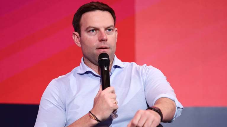 Κασσελάκης: Μου είναι αδιάφορο αν το φιλί με τον Τάιλερ μού έκανε κακό στο προφίλ μου - Δεν έχω καμία διαμάχη με τον Λιάγκα