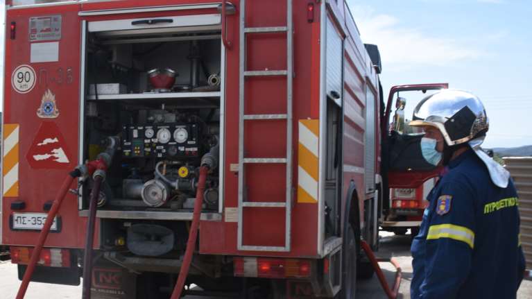 Πέραμα: Πυρκαγιά σε επιβατηγό οχηματαγωγό πλοίο στη Ναυπηγοεπισκευαστική Ζώνη