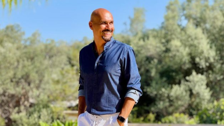 Ο Δημήτρης Σκουλός στην πρώτη φωτογραφία με τη νεογέννητη κόρη του: "Μάλλον από τη μαμά της πήρε"...