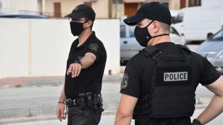 Προσαγωγή αστυνομικού για υπεξαίρεση χρημάτων αλλοδαπού κρατουμένου