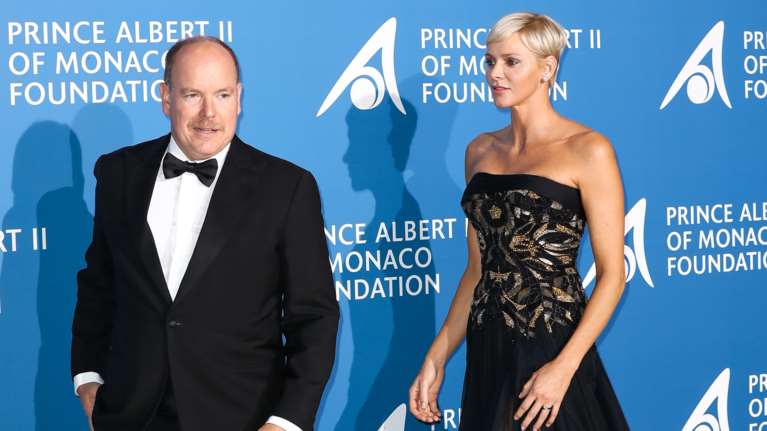 Η πανύψηλη royal: Η 45χρονη πριγκίπισσα Σαρλίν σε νέα εμφάνιση με τον Αλβέρτο που έμεινε στη... σκιά της