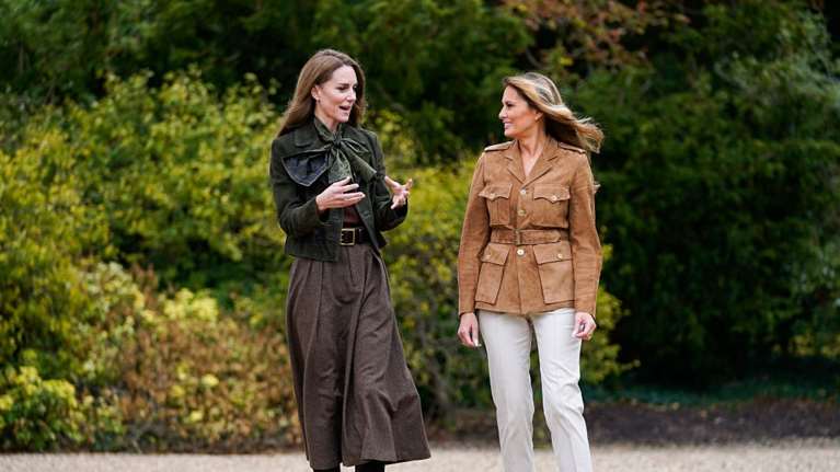 &quot;Στιλιστικός μαραθώνιος&quot; η επίσκεψη στο Ηνωμένο Βασίλειο για τη Μελάνια - Οι chic εμφανίσεις και εκείνη που δεν έπεισε