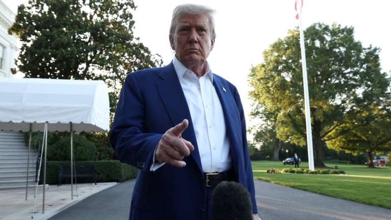 Ο Τραμπ ζητά αποζημίωση 10 δισ. δολαρίων για την επιστολή στον Επστάιν - &quot;Άχρηστη πατσαβούρα η WSJ&quot;