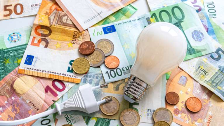 Λογαριασμοί ρεύματος: Τι θα πληρώνουμε από την 1η Ιουλίου - Αλλάζουν όλα για τις χρεώσεις