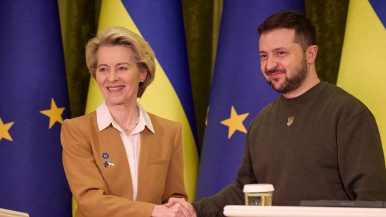 Ο Ζελένσκι στις Βρυξέλλες – Φον ντερ Λάιεν: Πρέπει να σταματήσει η αιματοχυσία – Ελπίζουμε σε μια τριμερή "το συντομότερο δυνατό"