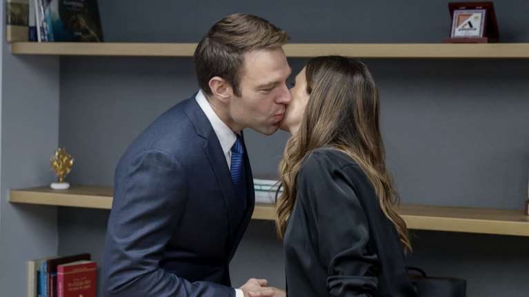 ΣΥΡΙΖΑ: Το &quot;φιλί της ζωής&quot; για να πέσουν οι τόνοι - Σύστημα... ΚΚΕ για να &quot;κοπούν&quot; οι πικραμένοι στα κανάλια