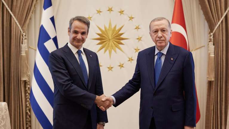 Δείπνο Μητσοτάκη - Ερντογάν: Η ορχήστρα έπαιζε &quot;Φραγκοσυριανή&quot; και &quot;Όλοι οι ρεμπέτες του ντουνιά&quot;