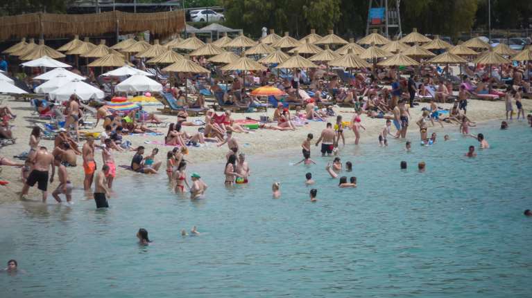 Παπαθανάσης: Θα επανεξεταστεί το θέμα του αλκοόλ στην παραλία