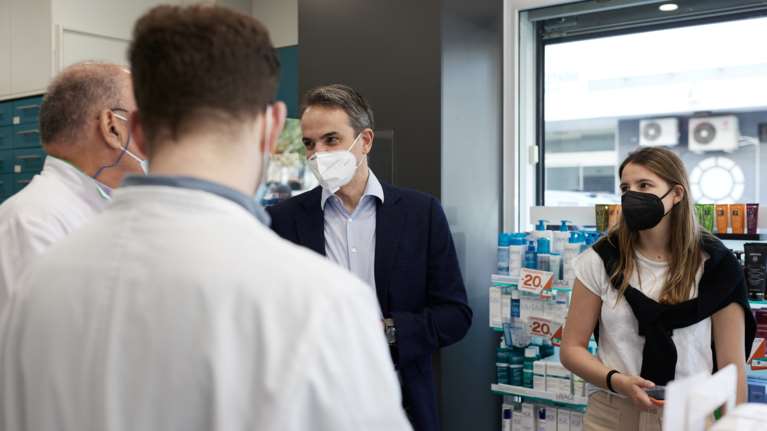 Μητσοτάκης: Σε φαρμακείο της Καλλιθέας για το self test της Δάφνης - &quot;Ήρθαμε να το πάρουμε&quot; [Βίντεο]