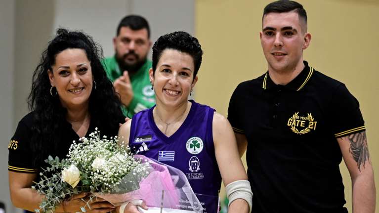 Οι φίλοι της ΑΕΚ τίμησαν την βολεϊμπολίστρια του Παναθηναϊκού, Πέννυ Ρόγκα που νίκησε τον καρκίνο [βίντεο]