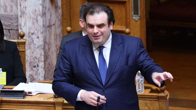 Πιερρακάκης: Έχουν δοθεί 10.700 αποβολές λόγω κινητών στα σχολεία